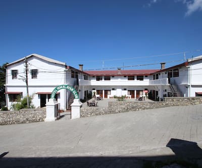 https://imgcld.yatra.com/ytimages/image/upload/t_hotel_yatra_city_desktop/v1417425427/Domestic Hotels/Hotels_Mussoorie/Hotel Himalayan Club/Overview.jpg